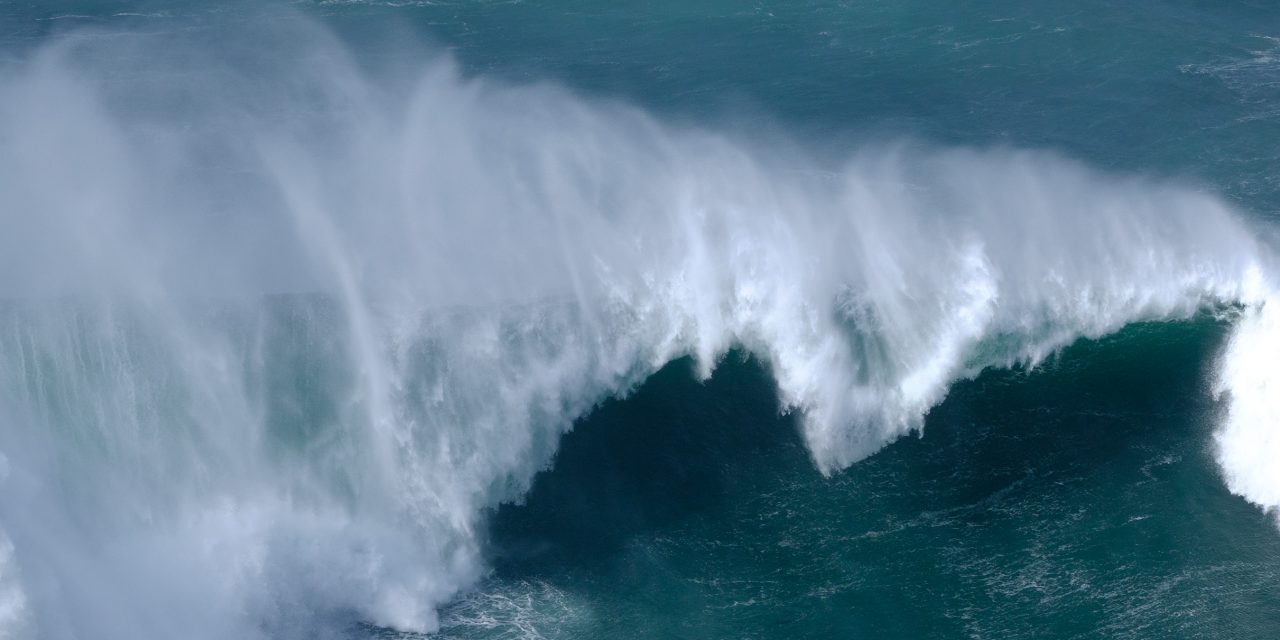 Big Waves Nazaré-Portugal